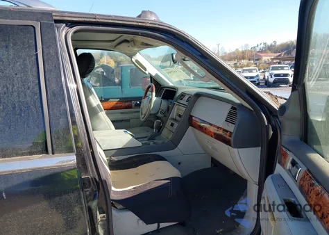 2004 Lincoln Navigator z USA, uszkodzony, nr VIN 5LMFU28R34LJ43647